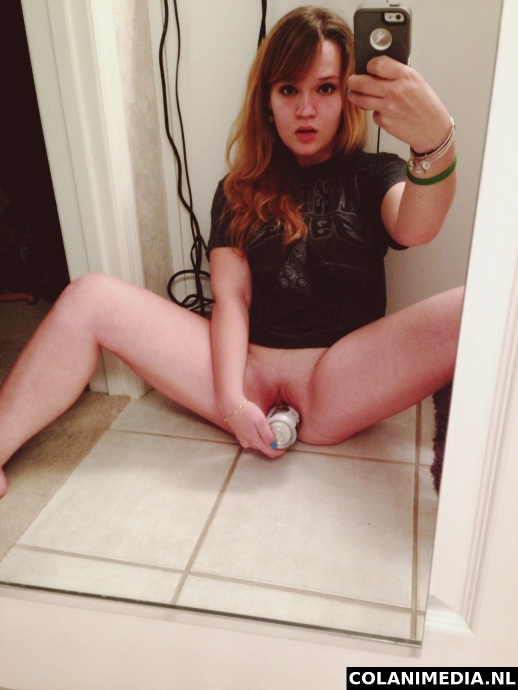 SELFIE TEEN MASTURBATING HER PUSSY WITH BEER CAN